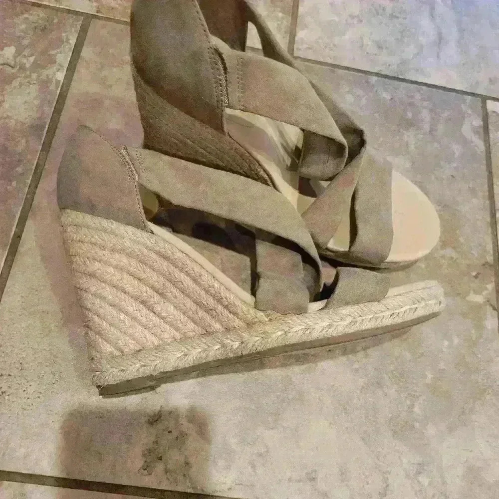 NWOT Indigo Rd women's wedge strappy sandals, sz 7.5, beige, $13 - Picture 3 of 5